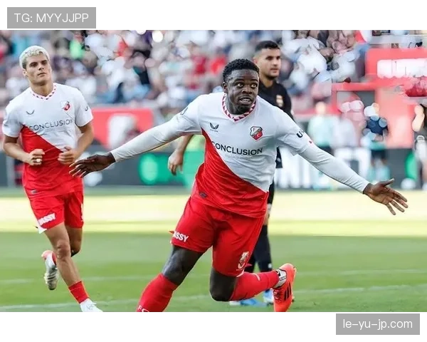 足球自由球员市场掀起抢人大战，潜力新星成各俱乐部争抢焦点